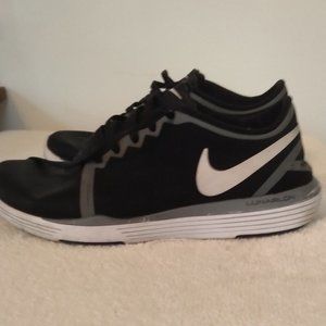 NIKE WOMEN BLACK AND WHITE VERY GOOD CONDITION SIZE 7